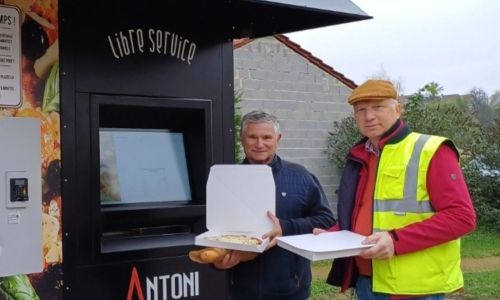 LE DISTRIBUTEUR DE PIZZAS EST EN SERVICE